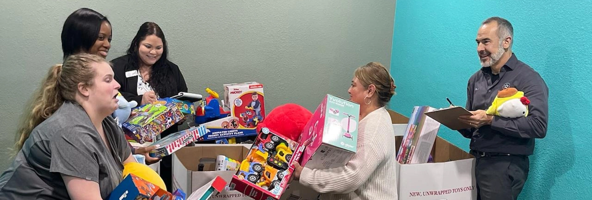 img-delivering-hope-to-children-at-christmastime-and-beyond-banner